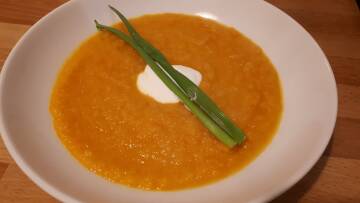 Rozgrzewający krem z marchewki z dodatkiem imbiru i skórki pomarańczy